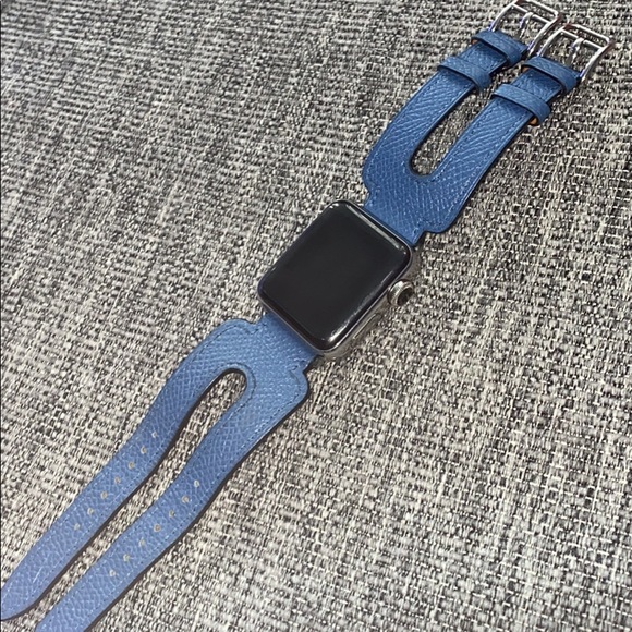 The Apple Watch Hermès with the Double Buckle Cuff - Picture 2 of 6